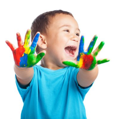 Niño feliz con manos pintadas